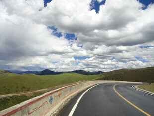 公路伸向远方的壮美风景