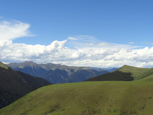 青山蓝天间的壮美山峦景色