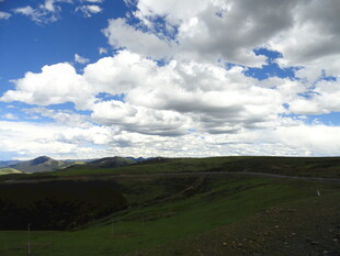 草原上的蓝天白云美景