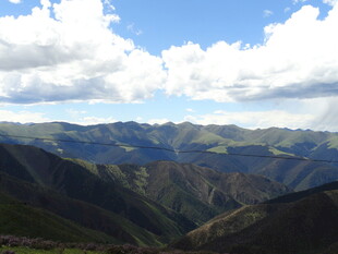壮丽山峦与蓝天白云美景