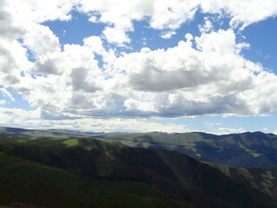 壮丽山景与蓝天白云