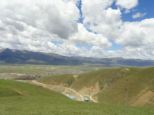 草原山谷间的壮丽风光