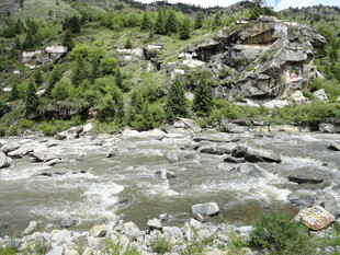 山间河流与岩石景观