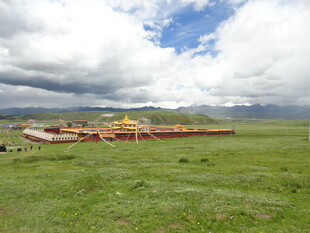 草原上的多彩建筑群落