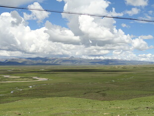 广袤草原上的蓝天白云