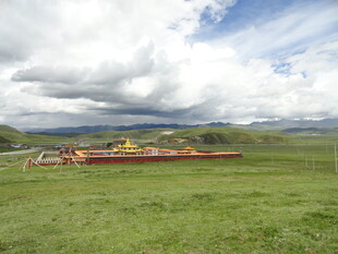 草原上的红顶建筑