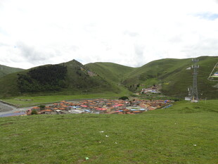 草原上的多彩村落