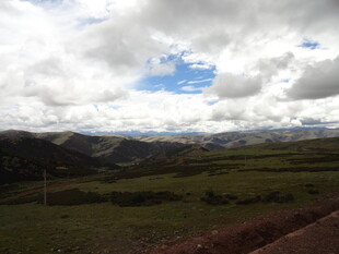 草原上的蓝天白云美景
