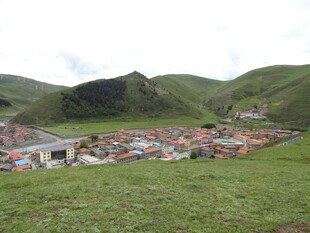 草原上的多彩村落