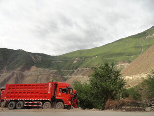 山间红色重型载货卡车