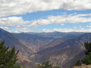 壮丽山景与蓝天白云