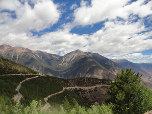 山间蜿蜒公路与壮丽山景