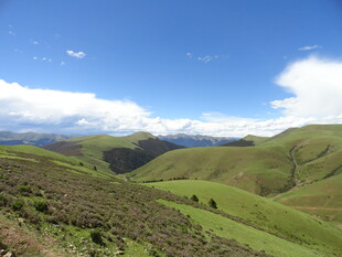 青山蓝天间的壮美自然景观