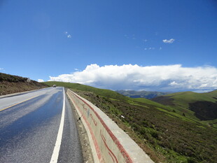 蜿蜒公路伸向蓝天白云