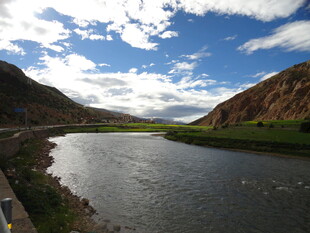 山间河流蓝天白云美景