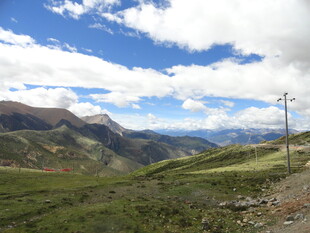 山间公路旁的壮美风景
