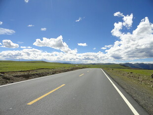 宽阔公路伸向蓝天白云