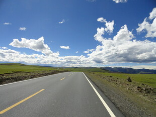 草原公路蓝天相伴