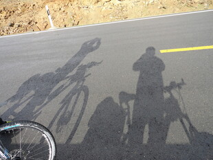 骑行者与自行车的光影画面