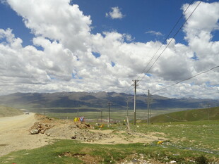 草原旷野中的通信设施