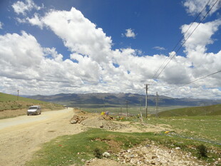 草原土路旁的蓝天白云美景