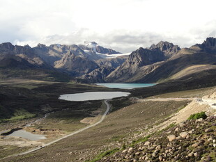 山间湖泊与蜿蜒道路美景