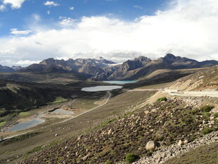 高山湖泊旁的壮美风景