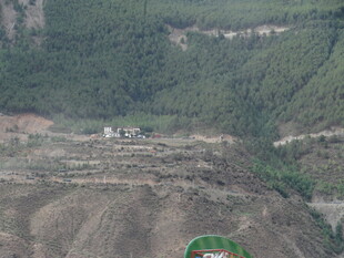 山坡农田与植被俯瞰景