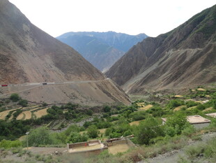 山谷中的村落与自然风光