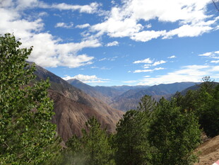 山间美景 蓝天白云绿树