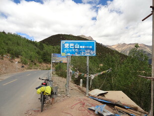 骑行者于青藏公路路标旁