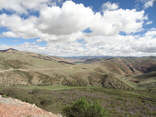 山间美景 蓝天白云覆绿野