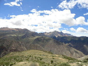 壮丽高山蓝天白云美景