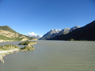 壮丽山河间的宁静水域