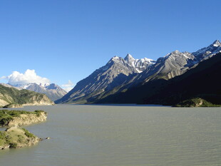 壮丽山河间的静谧湖泊