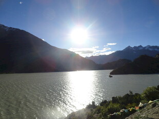 湖畔山景 阳光洒落的美景