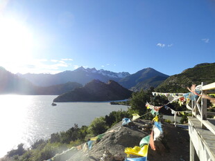 湖畔美景 游人惬意赏风光