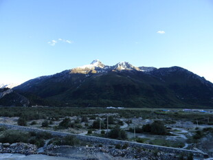 壮丽山景与开阔谷地风光