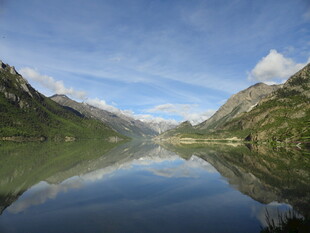 高山湖泊美景倒影如画