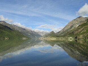 宁静山水间的绝美湖景