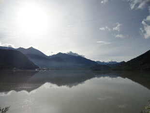 宁静山水间的澄澈湖面