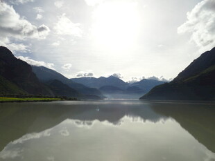 山水倒影的静谧自然美景