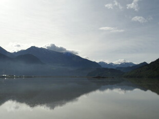 宁静湖面映远山美景