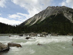 山间湍急河流与巍峨山脉