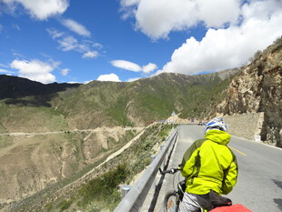 骑行者于山间公路赏景