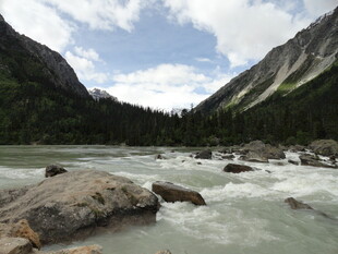 山间湍急河流与嶙峋怪石