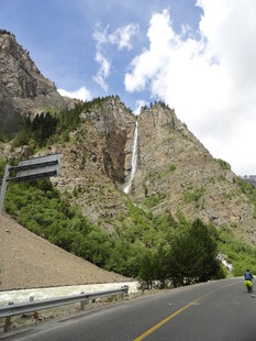 山间公路旁的壮丽瀑布景观