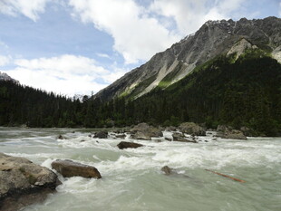 山间湍急河流与巍峨群山