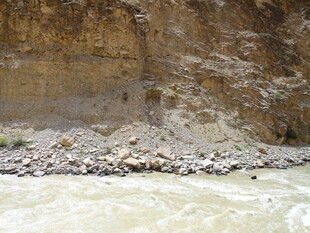 河岸旁的岩石峭壁景观
