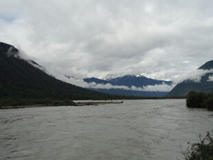 山间河流云雾缭绕美景